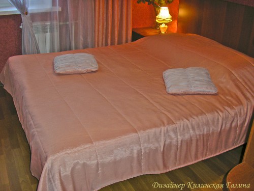 Подушки и покрывало в спальне (2)