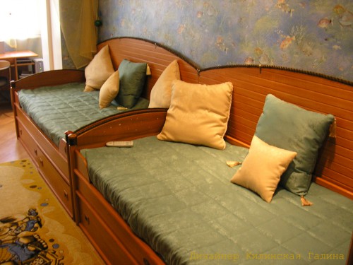 Стеганное комбинированное покрывало и подушки на диван